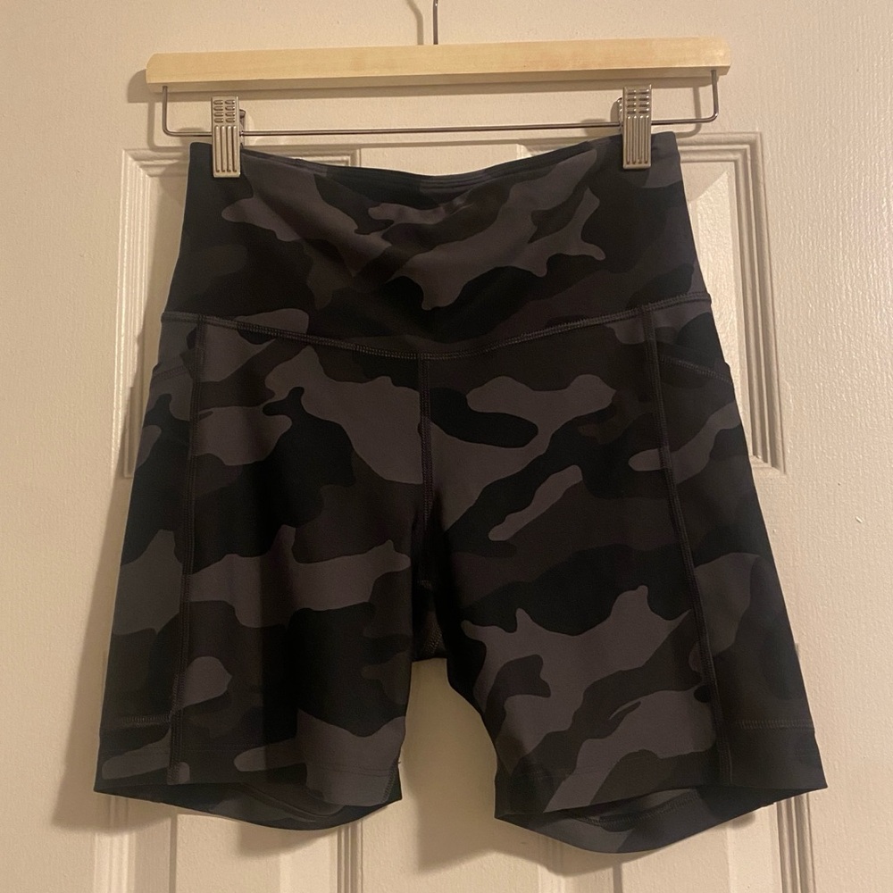 Old Navy Powersoft Women’s Black Camo Biker Shorts